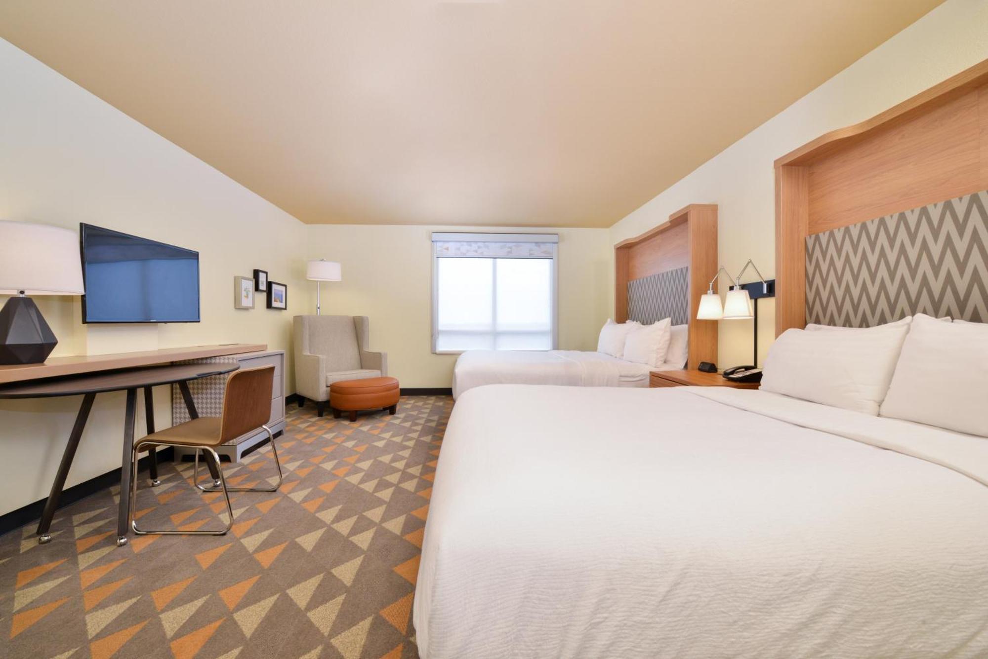 Queen Room Two Queen Beds Hearing Accessible or Non-Smoking